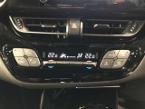 左右独立温度コントロールフルオートエアコンです。運転席、助手席それぞれで独立して温度設定ができます。