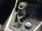 【フロアシフト】直感的な操作性や手に取りやすいレバー位置が特徴です。MTモードはエンジンブレーキやパワフルな加速を要する際など様々なケースで活躍。