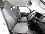 ゆったり室内で運転もしやすいです♪使い勝手の良い配置も考えられています!!