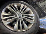 【純正18インチアルミホイール】外観にマッチした純正アルミホイールを装着しております。各種社外アルミホイールや、スタッドレスタイヤも取扱いしております。是非ご相談ください♪