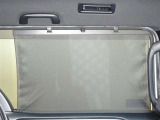 セカンドシートの窓ガラスには日よけのシェードを装備しています。強い日差しのカットに、プライバシー対策としても重宝します。