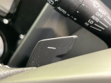 【パドルシフト】ハンドルから手を離さずに素早くシフトアップ&ダウンができるので、エンジンブレーキを使う下り坂や高速道路の合流で加速したい場面で役立ちます。