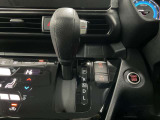 前後の動きだけで簡単に操作できる先進的なデザインの電制シフト。扱いやすく、手に馴染みやすい設計となっています。電子パーキング・オートブレーキホールド付き