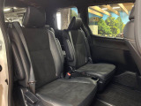 後部座席も気になるようなキズ・汚れやへたり等、大きなダメージはなく、良好な状態です。