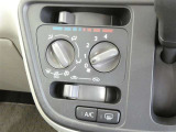 マニュアルエアコン装着です。夏は、快適に、冬でも車内の曇りを取ってくれるので安全です。