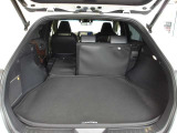 普段使いには十分な広さのラゲッジスペース!後席を倒せばより大きな荷物も載せられます!パワーバックドア機能付きで開閉がラクラクです!