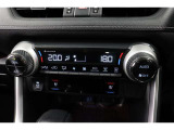 運転席と助手席、それぞれ温度調節ができ、オールシーズン快適なオートエアコンとなっております!