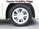 シンプルなデザインの純正ホイールキャップです。落ち着いたデザインですので車体と一体感があります。