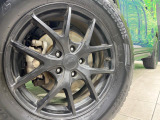 【17インチアルミホイール】外観にマッチしたアルミホイールを装着しております。各種アルミホイールや、スタッドレスタイヤも取扱いしております。是非ご相談ください♪