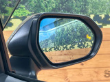 【ブラインドスポットモニター】走行中、ドアミラーの死角になりやすい箇所に後続車が接近するとサイドミラーのレンズに警告を表示!ドライバーに注意喚起をしてくれます。