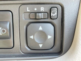 【電動格納ミラー】サイドミラーは電動格納式となっており、狭い駐車場でもキズがつくリスクを抑えられます。