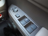 パワーウィンドウのスイッチですよ。運転席に居ながら窓を開け閉めのコントロールできます。