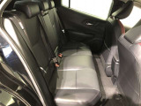 【後部座席】も当然、綺麗・清潔に仕上げております。内装の綺麗なお車は気持ちが良いですし、コンディションのいい車が多いです。これもオススメの1台です。