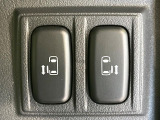 【両側パワースライドドア】スマートキーや運転席のスイッチで後席両側スライドドアの開閉が可能♪電動だから力を入れてドアを開ける必要が無く、小さなお子様でも簡単に開け閉めでき快適です♪