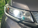 【LEDヘッドライト】悪天候や夜間走行時も良好な視界を確保し安心して運転できる高輝度LEDヘッドライトを装備!点灯速度が早く、消費電力も抑えられています。