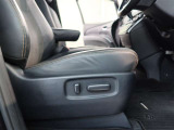 パワーシート搭載。微妙な調整が手軽にでき、ピッタリなポジションで運転することが可能です。