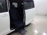 サイドリフトアップシート装着車です!助手席シートが回転して、車外へスライドダウンします。