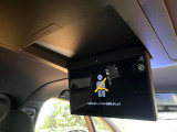 【フリップダウンモニター】大画面モニターで後席でもエンタメをお楽しみいただけます。小さなお子様にも大人気の装備です♪
