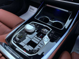 【シフト】スポーティーさを極めたなめらかなシフトチェンジが可能で、快適なクルージングからダイナミックな走りまで、さまざまな運転スタイルに適応いたします。