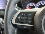 ステアリングスイッチ付き。前方から目を離すことなく操作することが可能です。