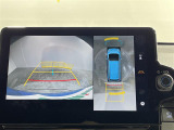 【パノラミックビューモニター】クルマを真上から見下ろした視点で駐車をサポートします!クルマの斜め後ろや真横など、いち早く障害物に気が付くことができます。