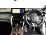 機能的なインパネはスイッチ類の操作性も良好!洗練されたスタイリッシュなデザインも好評です!ダイナミックな走りを堪能できるMTモードやデジタルインナーミラー、ステアリングヒーターなど装備しております!