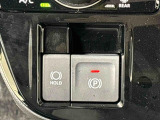 指先だけで簡単に操作が可能な電動パーキングブレーキを採用。「HOLD」スイッチを押すと、渋滞や信号待ちなどでブレーキペダルから足を離しても、ブレーキを保持するので安心です