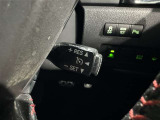 クルーズコントロール機能が付いています。 速度を設定するとアクセルを踏まなくても一定の速度で走ることができます。  高速道路ではとても便利な装置なんです。