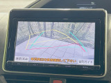 【バックカメラ】駐車時に後方がリアルタイム映像で確認できます。大型商業施設や立体駐車場での駐車時や、夜間のバック時に大活躍!運転スキルに関わらず、今や必須となった装備のひとつです!