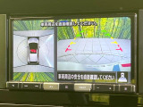 【アラウンドビューモニター】専用のカメラにより、上から見下ろしたような視点で360度クルマの周囲を確認することができます☆死角部分も確認しやすく、狭い場所での切り返しや駐車もスムーズに行えます。