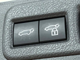 【パワーバックドア】スマートキーや運転席のボタンを押すだけでリアゲートが自動で開閉します!荷物を持っている時や、高い位置にあるバックドアを閉める際に便利な機能です♪