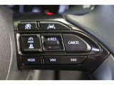 追従機能付クルーズコントロール搭載です。先行車を検知して適切な車間距離を保てる速度に調整、先行車がいなくなったら設定速度で走行を続けてくれます。運転操作の負担を軽減し、疲労軽減に貢献してくれます。
