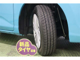 タイヤサイズ 165/65R14。 タイヤ4本【新品】に交換してあります。スタイリッシュなデザインのホイールキャップ付きスチールホイールを装着しています。