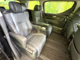 後部座席も気になるようなキズ・汚れやへたり等、大きなダメージはなく、良好な状態です。