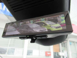 『スマートルームミラー』付き♪♪ 後席乗車の方の頭で後続車を確認できない時には後部カメラが撮影する映像をここに表示させて後方の確認ができます♪♪