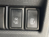 【両側パワースライドドア】スマートキーや運転席のスイッチで後席両側スライドドアの開閉が可能♪電動だから力を入れてドアを開ける必要が無く、小さなお子様でも簡単に開け閉めでき快適です♪