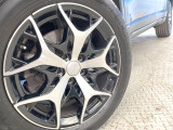 ●純正18インチアルミホイール:輸入車ならではの卓越した走りを支えるホイールと足回りです!日本車の走りに慣れている方にもぜひ体感して頂きたいほど、高いレベルでまとまっています!