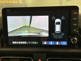 リバースギアに入れるだけで後方の表示へ切り替わります。夜間や雨の日の駐車も楽になりますよ。