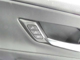 【シートメモリー】お好みの運転席シートの位置を2通り記憶させておく事ができます。