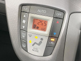 【オートエアコン】一度お好みの温度に設定すれば、車内の温度を検知し風量や温度を自動で調整。暑い&hellip;寒い&hellip;と何度もスイッチ操作をする必要はありません。快適な車内空間には必須の機能ですね♪