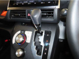 誤操作の少ないゲート式シフトレバーを装備しております。