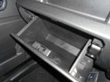 ★グローブボックスの中に車検証や保険証券・メンテナンスノートを入れておくと必要な際にすぐに取り出せるので便利ですよ♪車検証ケースは当店専用のモノで電話番号も記載してますので是非お気軽にお問合せ下さい♪