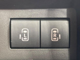 【両側パワースライドドア】スマートキーや運転席のスイッチで後席両側スライドドアの開閉が可能♪電動だから力を入れてドアを開ける必要が無く、小さなお子様でも簡単に開け閉めでき快適です♪
