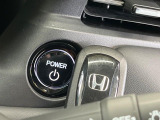 【Hondaスマートキー】カバンやポケットに入れたままでもドアの施錠・解錠が可能なスマートキーを装備。エンジンのオン・オフ時もカギを取り出す必要が無いからとっても便利です♪