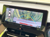 【パノラミックビューモニター】専用のカメラにより、上から見下ろしたような視点で360度クルマの周囲を確認することができます☆死角部分も確認しやすく、狭い場所での切り返しや駐車もスムーズに行えます。