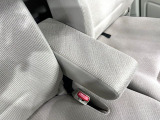 【アームレスト】運転中の身体の負担を軽減してくれるアームレストを装備♪