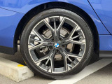 BMWの純正アロイホイールは軽量かつ強度にも優れているホイールで走行性能を引き上げる設計になっております。足元にもBMWは妥協がなくこだわっている個所になります。