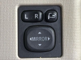 【電動格納ミラー】サイドミラーは電動格納式となっており、狭い駐車場でもキズがつくリスクを抑えられます。
