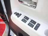 パワーウィンドウのスイッチですよ。運転席に居ながら窓を開け閉めのコントロールできます。