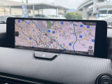 【12.3インチマツダコネクト】車内の雰囲気にマッチした大型ディスプレイ。スマホ接続でのナビ使用やBluetooth再生等、様々な機能が楽しめます。直感的なダイヤル操作が可能で、使い勝手も良好です。